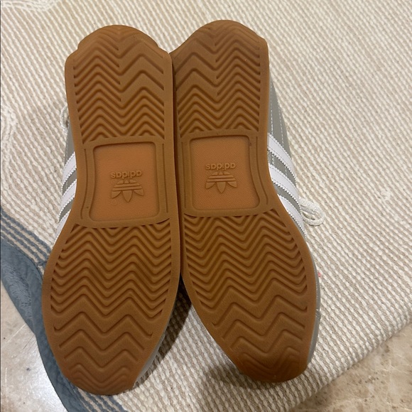 Silver Adidas sneakers - Picture 4 of 6